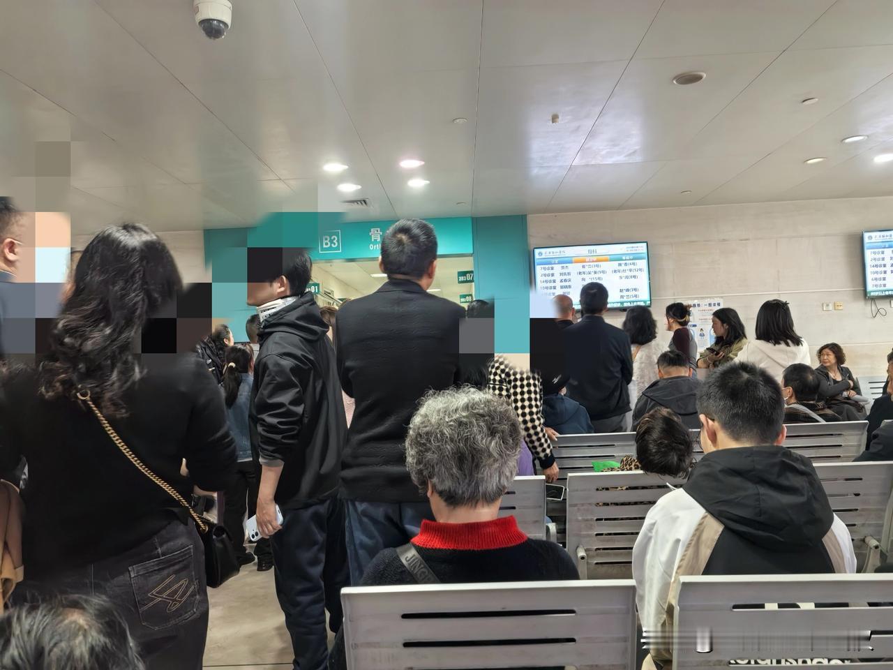 武汉协和医院看病的人真是多。早上，我去协和医院看病，因为我在治疗骨质疏松，已