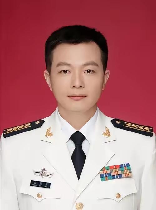 程德伟，1977年出生于湖北省仙桃市西流河镇。江汉平原的水乡孕育了他沉稳内敛的性