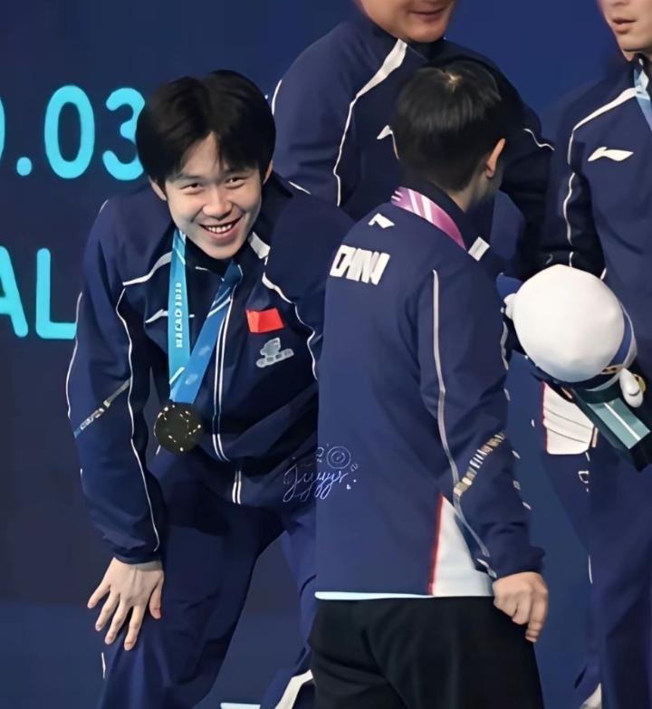 天呐快看这俩！王楚钦那个小眼神也太可爱了吧，笑着偷偷瞟过来，一脸“快夸我厉害”的