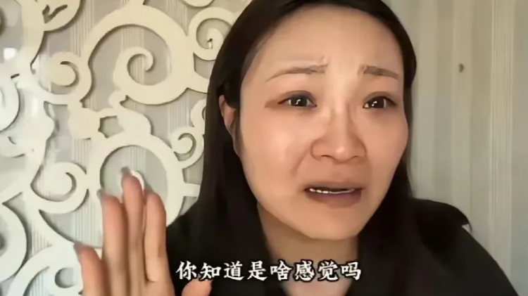 “裤头姐”当庭跪了！造谣胖东来内裤过敏赔40万，网友怒吼：判得太轻！胖东来搬个“