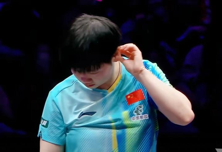 WTT重庆冠军赛，孙颖莎2-4不敌蒯曼无缘四强。全场最戳人的是，蒯曼手臂、大腿都