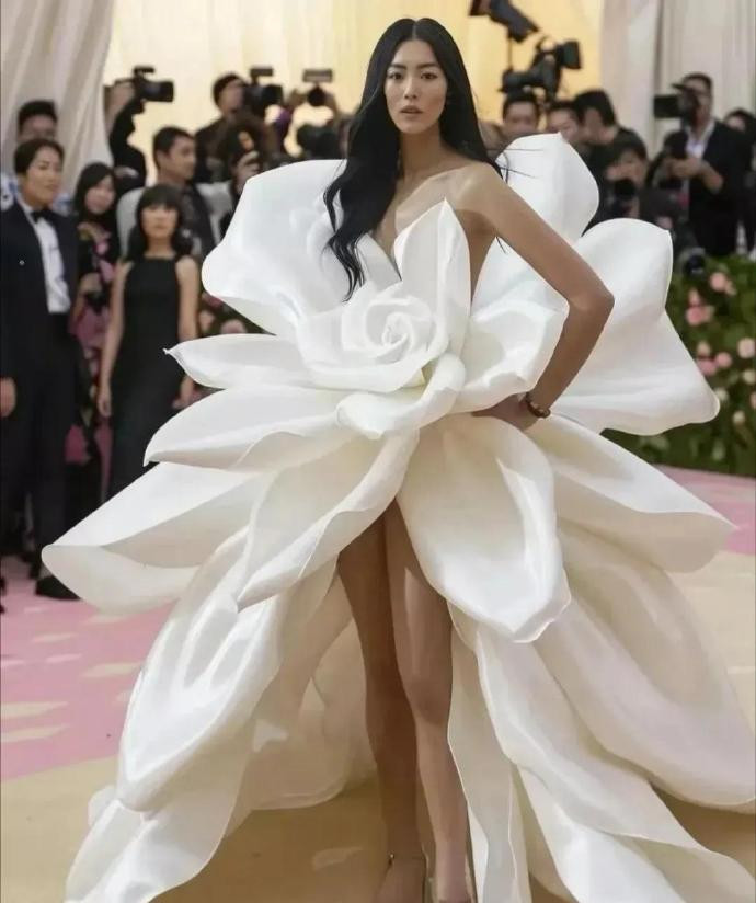 刘雯不愧是国际超模，这两套花朵造型真的美得很惊艳。