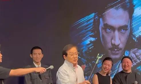 成龙澳门路演高能复刻名场面，晾衣杆“教育”小反派惊呆梁家辉。71岁的成龙在《捕