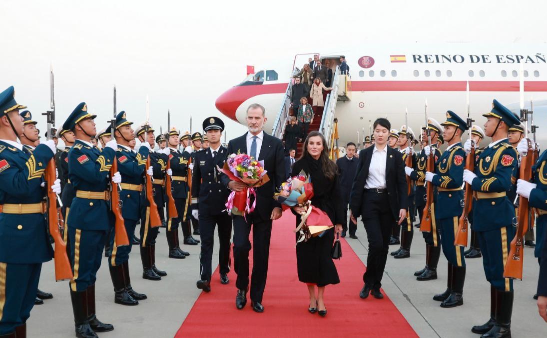 西班牙国王夫妇抵达北京机场，还抱着鲜花走机场红毯！11月11日费利佩国王与莱蒂齐