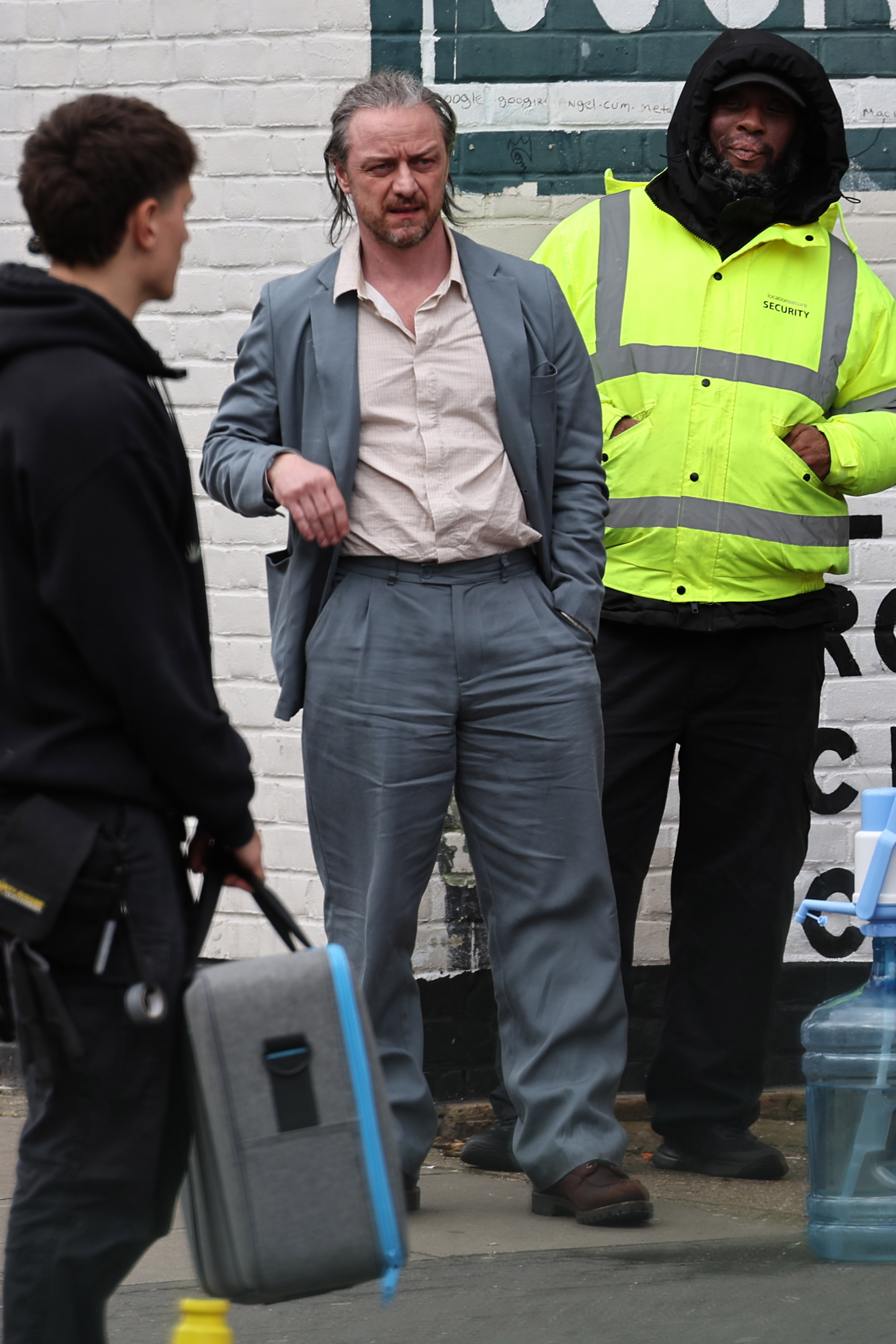 詹一美JamesMcAvoy拍摄新剧《Meantime》，造型放荡宛如流浪