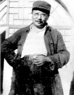 1949年，北平解放后，李克农从毛主席的房间中搜出一颗炸弹，却找不到嫌疑人，正当