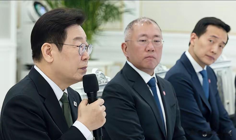 李在明给韩国财阀开会，说了一个“隐喻”，他说：“只有兔子多了，老虎才能健康。”