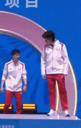 颁奖仪式上，王楚欣这个憨憨举动，把全场都逗笑了！北京男团夺得了冠军，让人搞笑