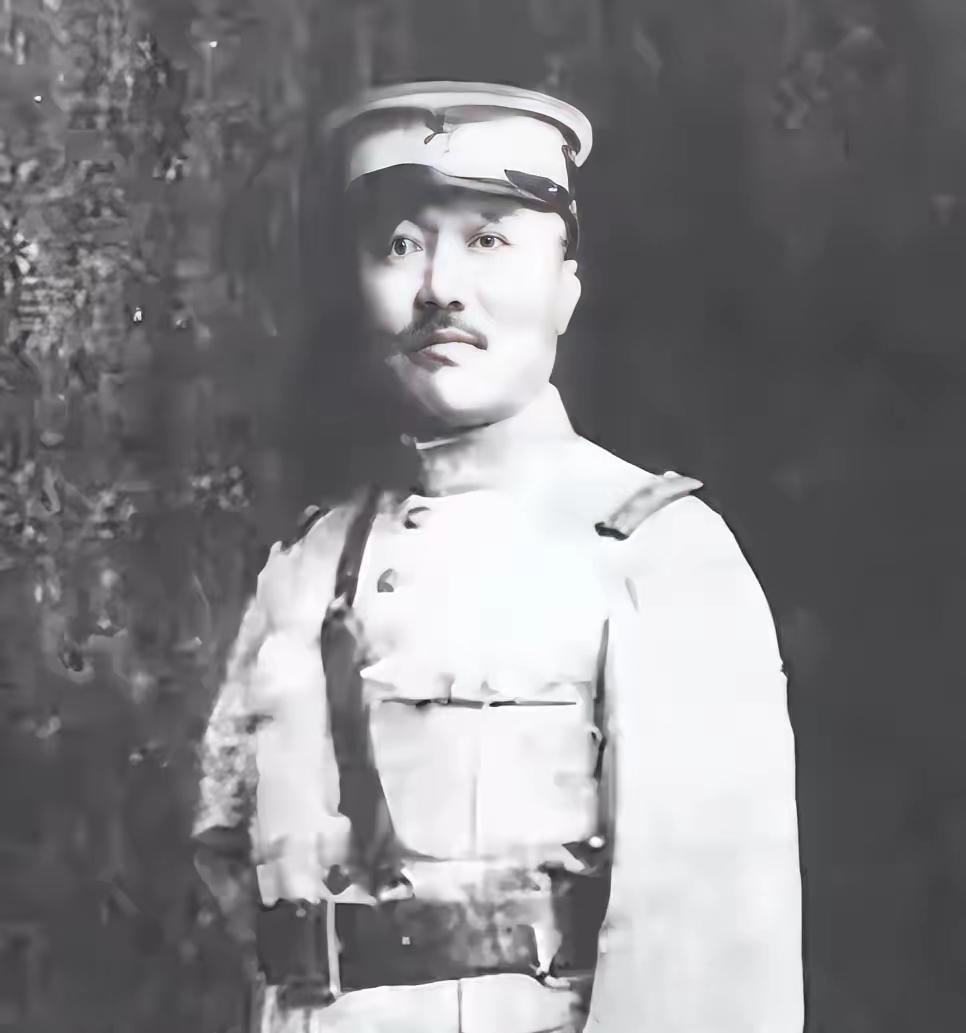 1938年，日军少将带16个军官视察伪军师长黄宇宙的队伍，期间，他感觉不对劲，正