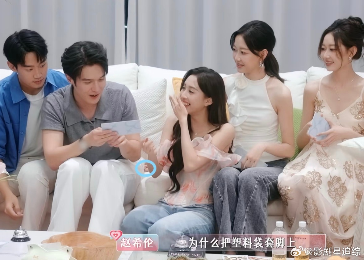 哈喽你俩干啥呢思思译航！中间隔了俩人还要牵手[doge]思译cp心动的信号​​​