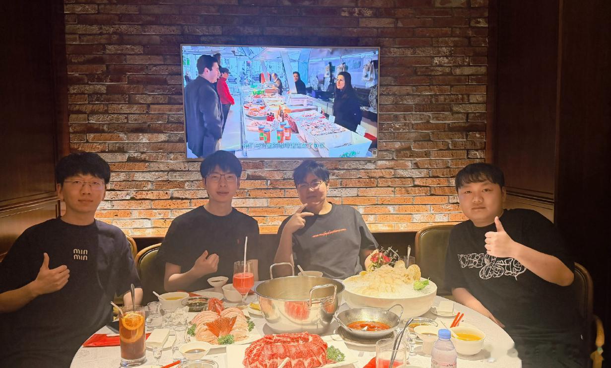 今晚爱笑约到了369牙膏Hope聚餐，都是他的爱将啊，Kanavi在韩国LCK没