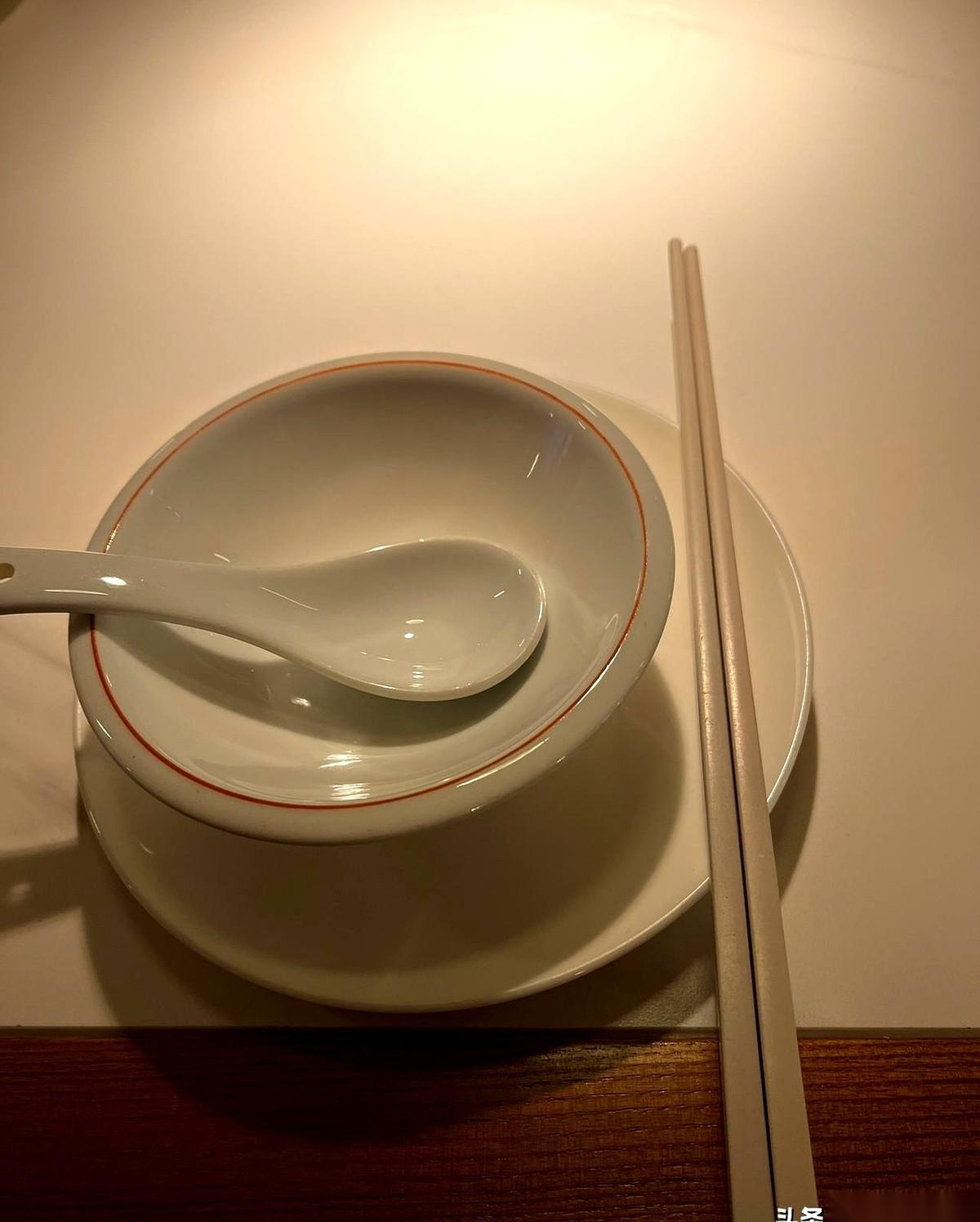 我跟你说个扎心的事儿。咱们这满大街的商铺，压根儿就不是为了让你开店做生意的。