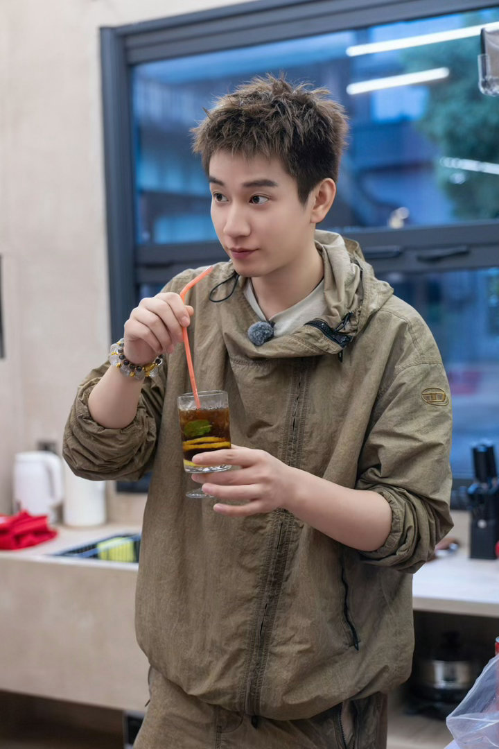 王子奇睡着被徐志胜盖衣服徐志胜看着大大咧咧，但总在别人需要的时候做点什么。王子