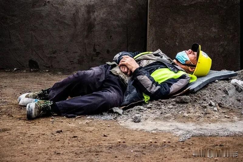 关于农民工，防止大规模返乡滞留，最底层的普通老百姓的无奈。就我知道的，一个