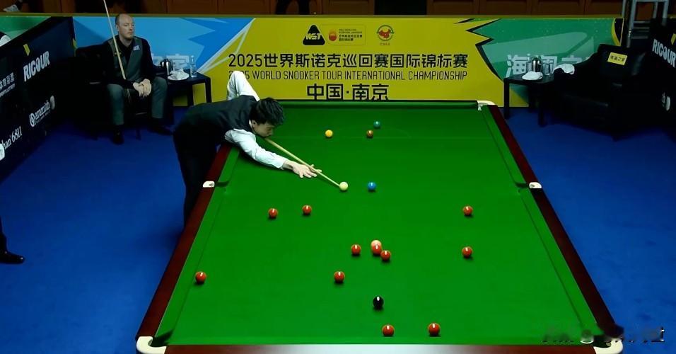 后生可畏！江俊横扫韦克林、率先晋级32强。2025斯诺克国锦赛，正赛的首轮（6