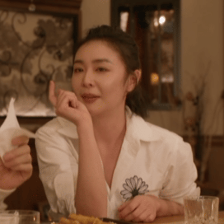 高叶眼睛在哭嘴巴在笑高叶这次演的罗曼算是内娱很崭新的角色了，高叶演出了她的拧巴
