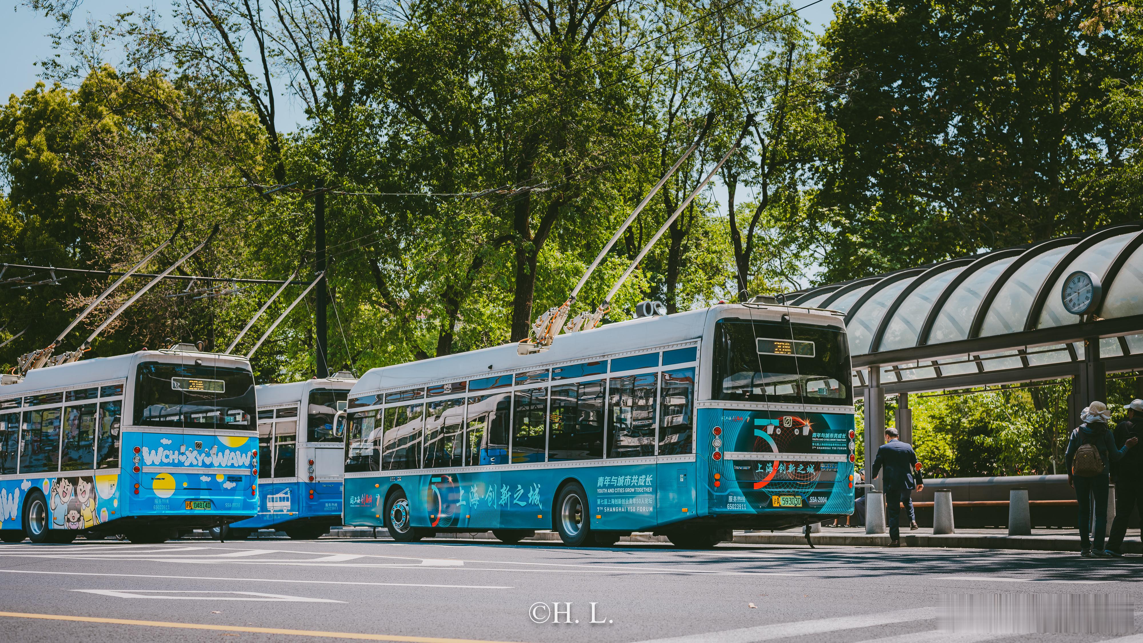 上海·创新之城。公益广告上线20路无轨电车2004号。值得一提的是，该车原“表白