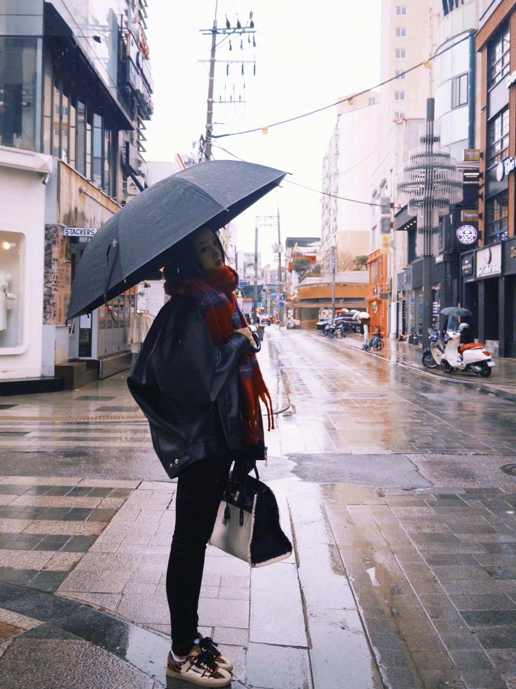 关晓彤和粉丝交换库存关晓彤更新晓晓世界关晓彤和粉丝交换库存，心情看起来很不错啊