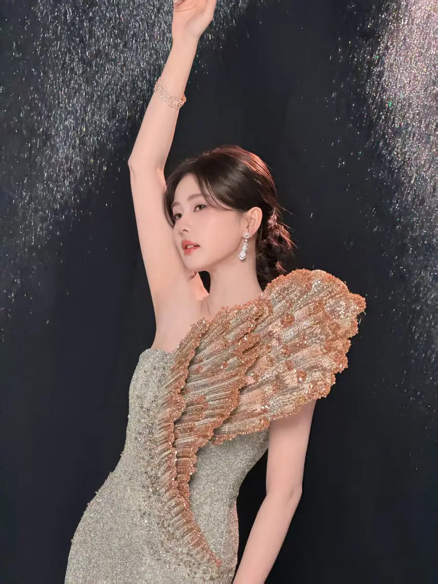 白鹿穿银金贝壳闪裙衬得肌肤莹润手持海螺尽显深海氛围感