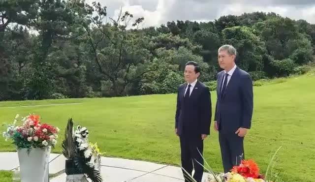 8月19日，我驻韩大使戴兵做出了一个意味深长的动作，抛开了韩国政府，赴坡州祭扫韩