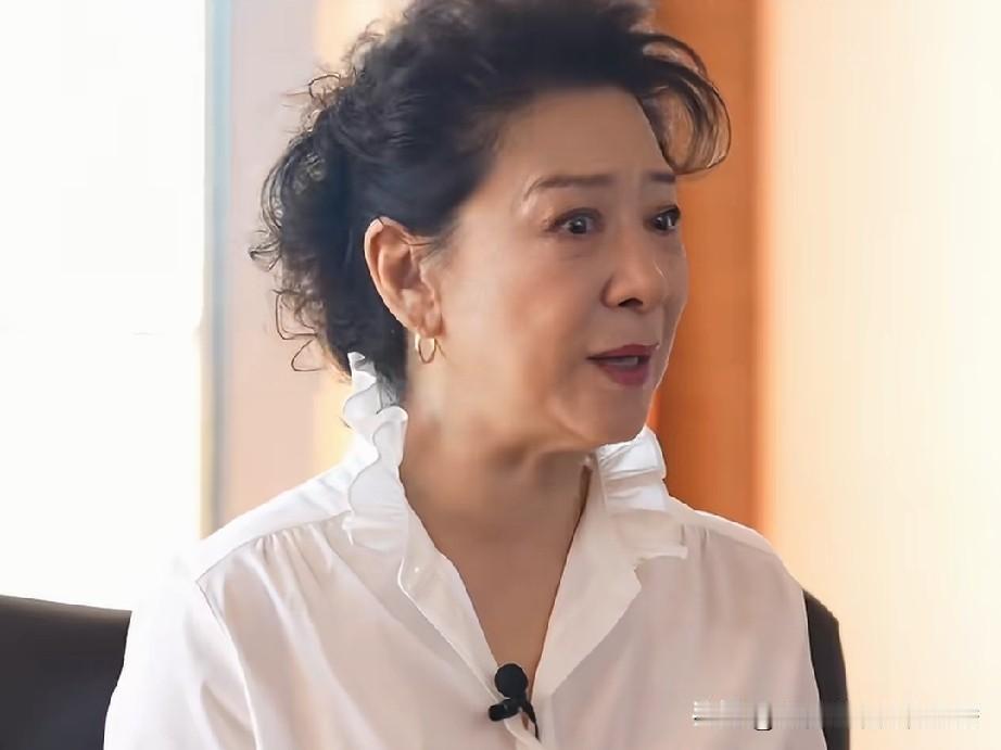 我始终认为王馥荔的衣品极佳，她每次出席活动所穿的衣服，都十分契合自身的年龄与气质