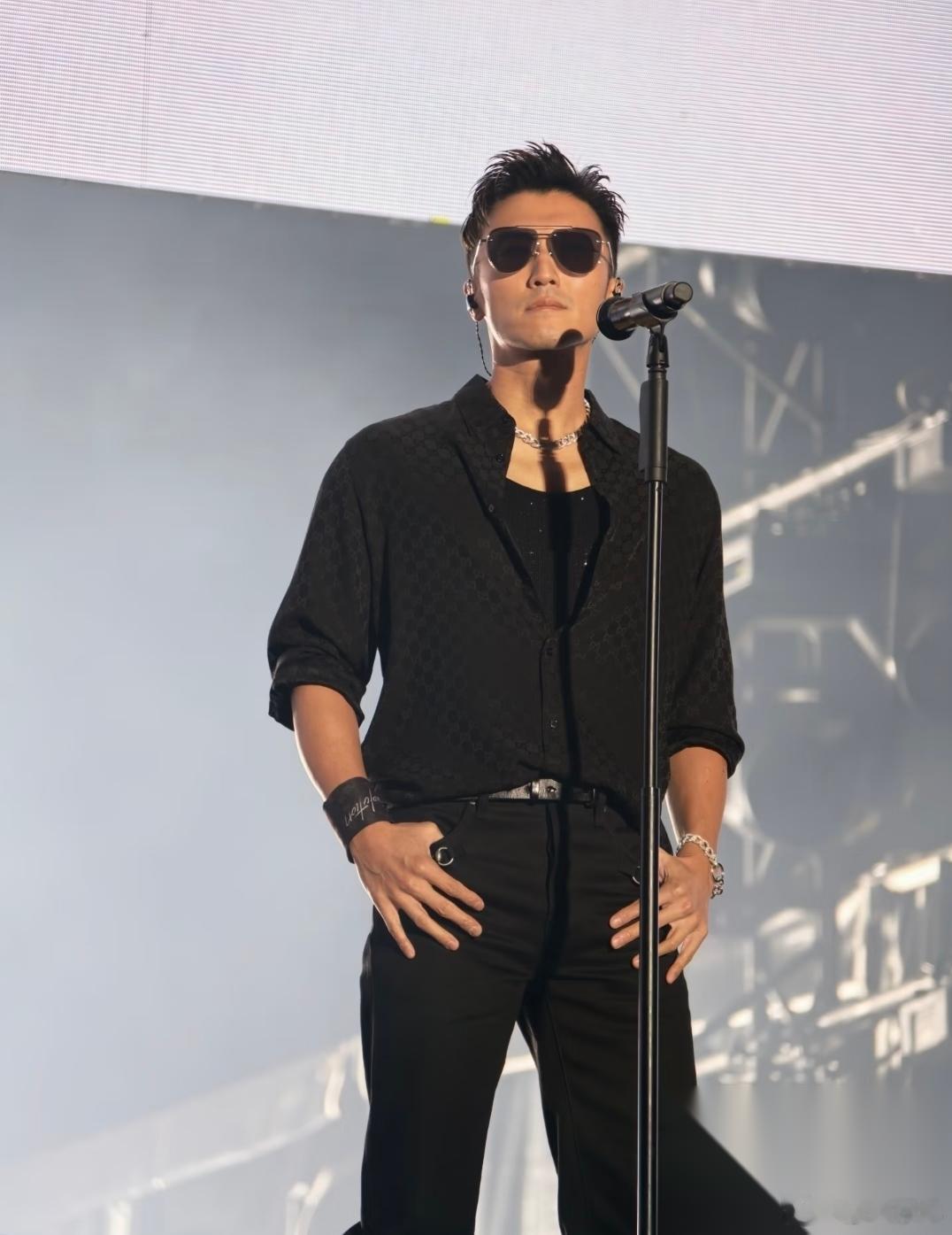 为什么谢霆锋不做厨师，而去开演唱会了？不是餐饮业不好干了，而是因为他的老东家