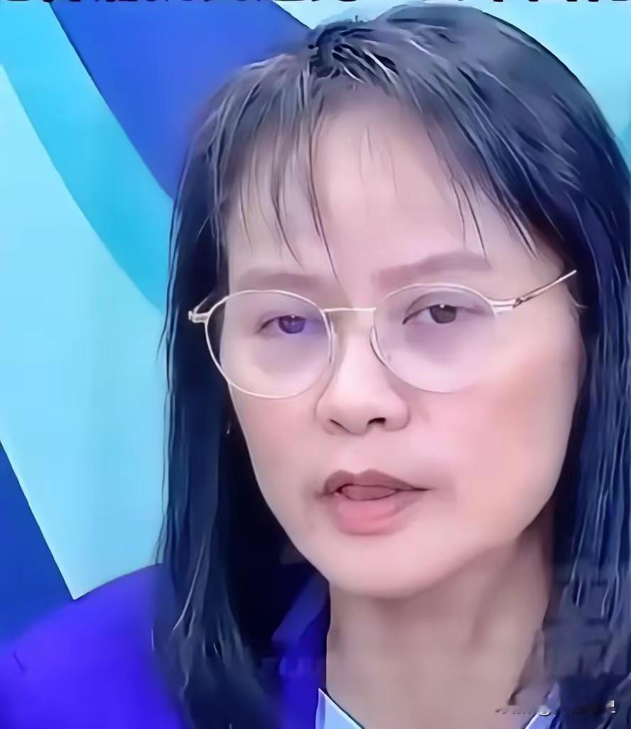 主持人尹乃菁抛出"若两岸开战是否愿为台湾而战"时，台北一女中教师区桂芝毫不回避，