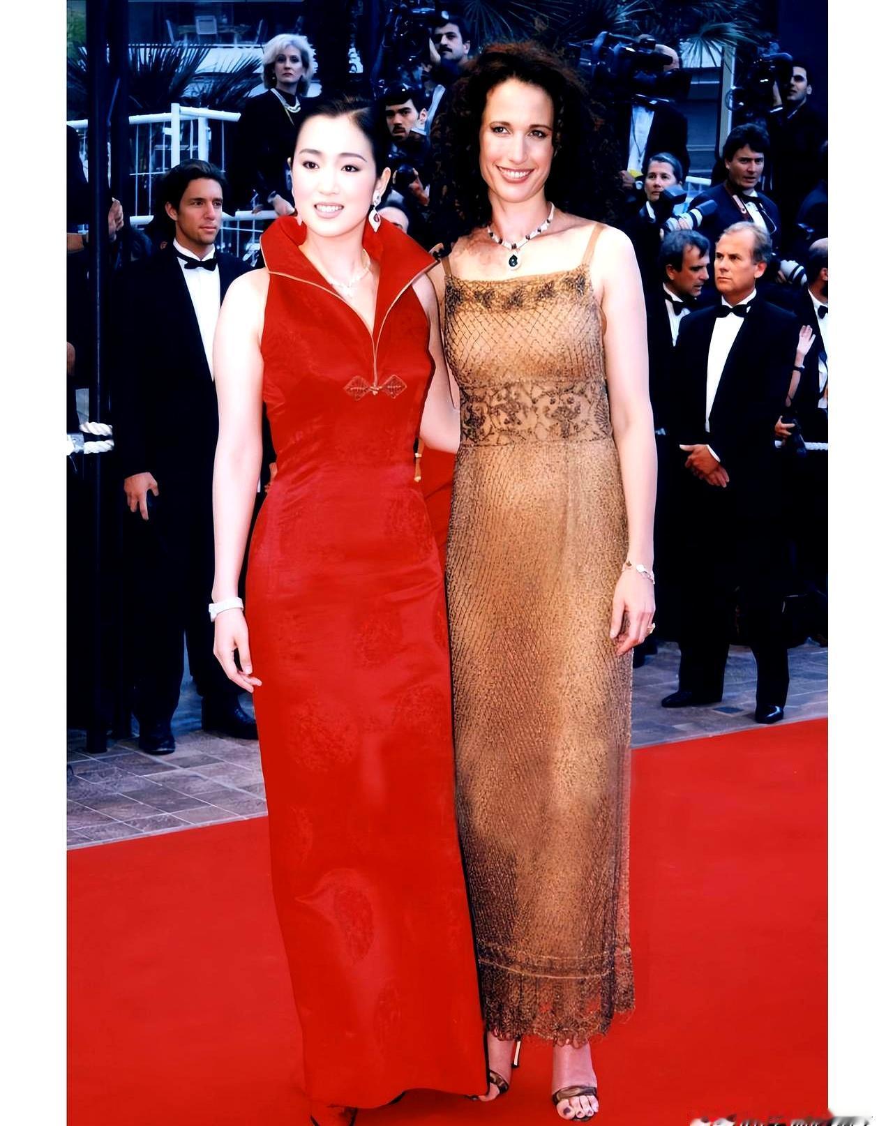 1998年戛纳红毯，巩俐一袭红袍直接封神！当年她33岁，作为金棕榈奖颁奖