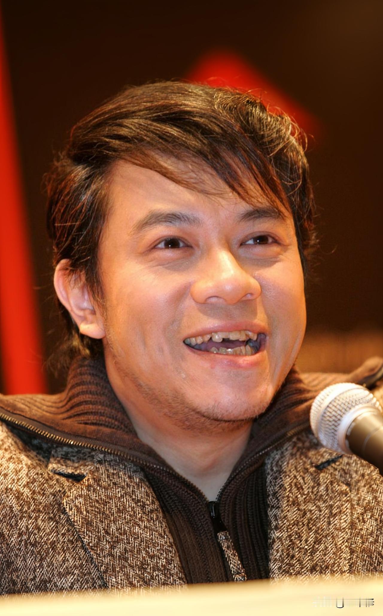 2011，作家李敖坐客《康熙来了》，上等茗茶也没压住他的火气，一上来就对蔡康永火