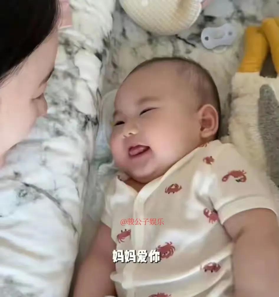 张檬的儿子已经四个月大了！体重已经达到16斤，小粗腿看起来十分敦实，连洗澡盆都快