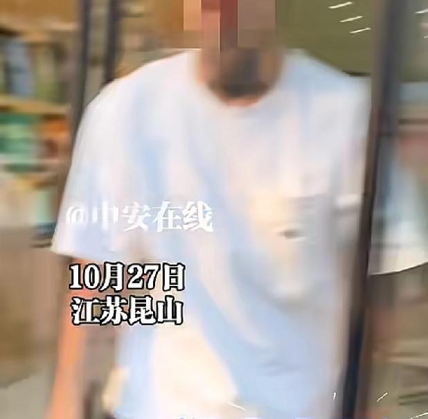就不能好好沟通一下吗江苏昆山一男子下班后想把自己的汽车停在公共停车位上面可是