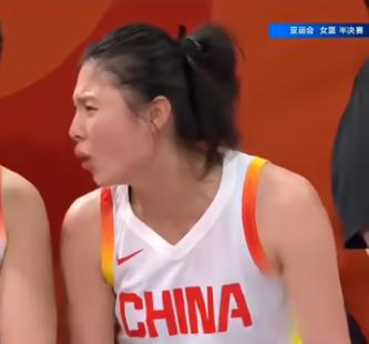 王思雨急眼了！亚运会女篮季军争夺战，中国女篮半场竟然36：36与中国台北队打