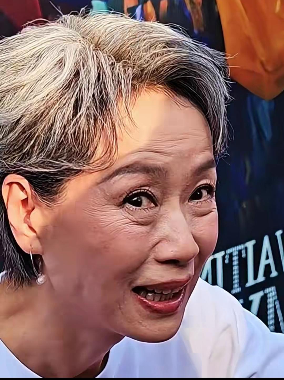 拍到叶童的近距离照，这真是美人迟暮，70岁了还这么美[赞]