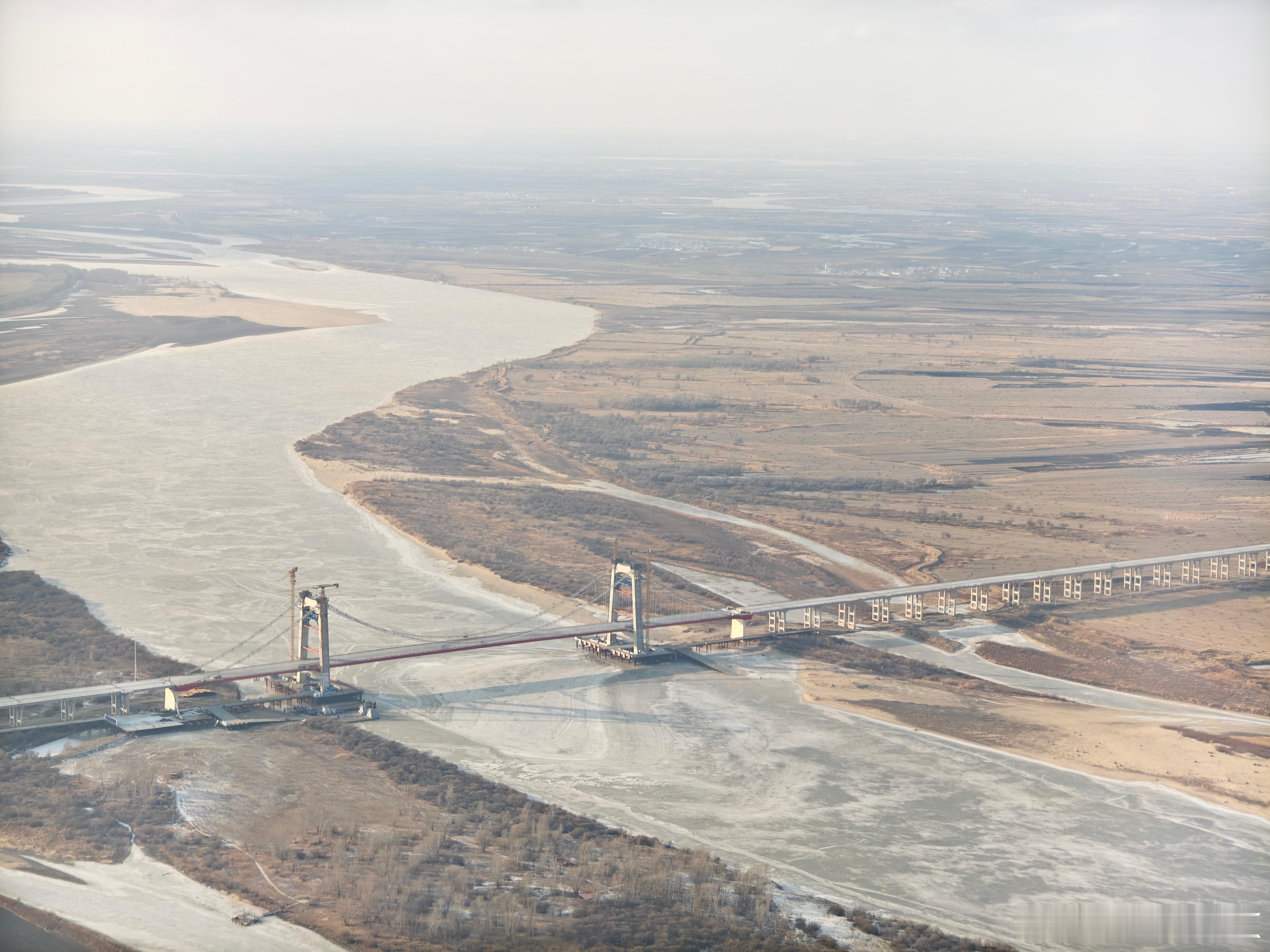 第一次到哈尔滨，空中俯瞰，地上的雪几乎都化了，摆渡车上基本来大东北看雪的南方人。