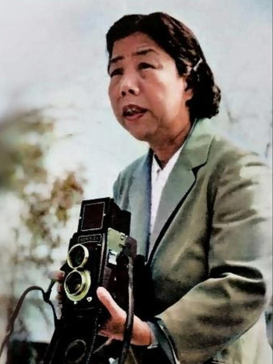 1927年4月，邓颖超在广州产下一子，由于这个孩子生下来体重太大，有10磅重，超