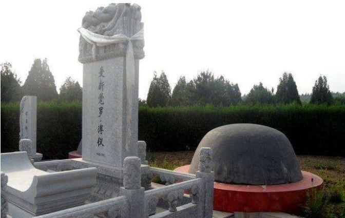 1967年10月17日，溥仪在北京因病去世后，他的家人不知道该以何种规格来安葬溥
