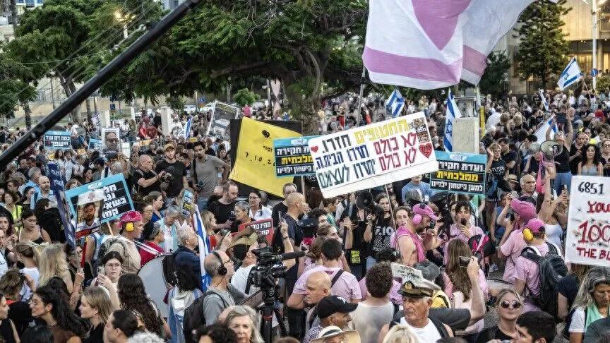内塔尼亚胡末日到了？军方大佬集体辞职甩锅，千名平民围攻以政府。特拉维夫市中心