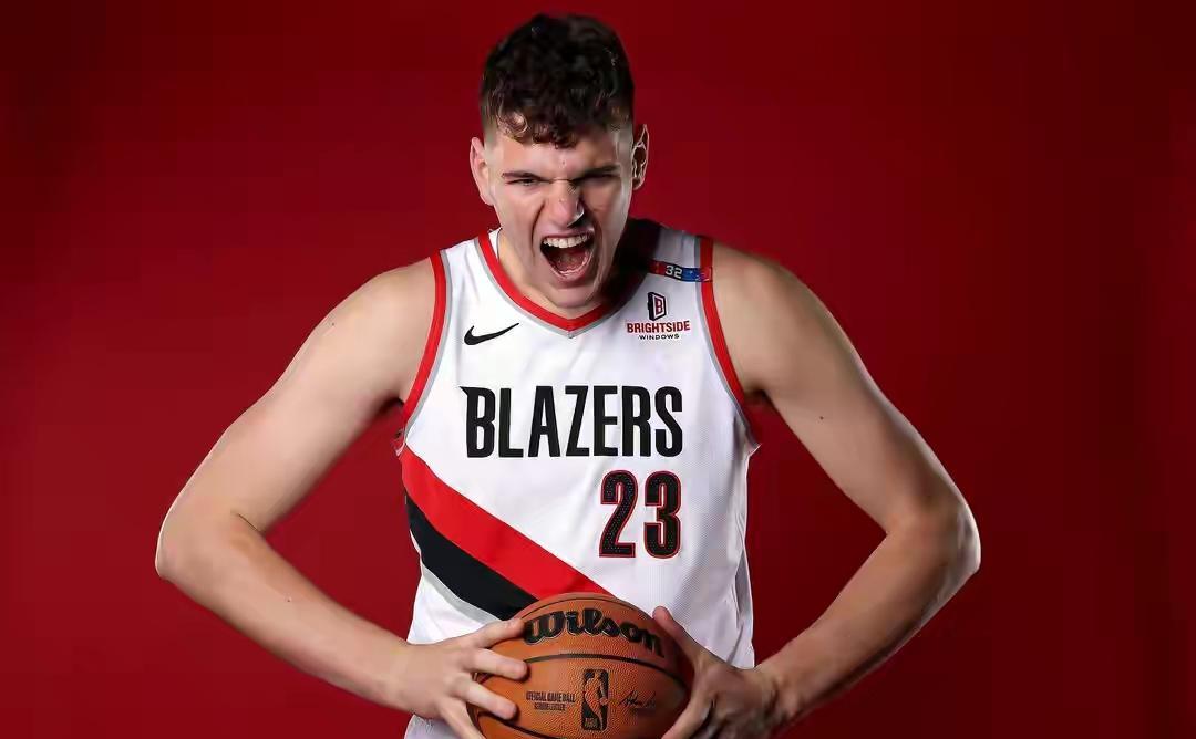 我发现很多球迷天天盼着杨瀚森在开拓者同位置的中锋克林根受伤。或者希望开拓者输球，