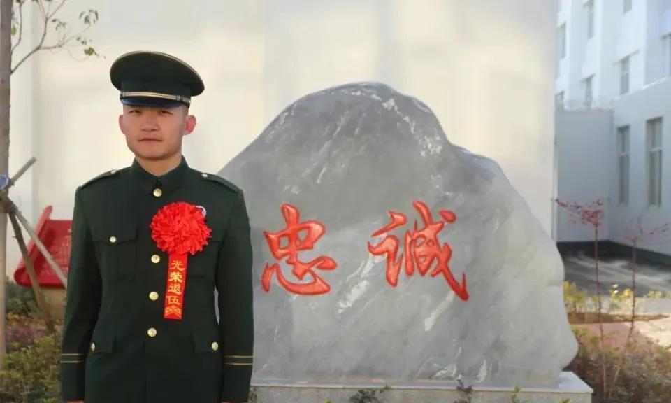 福建龙岩，1女子不慎落水，被江水冲向下游，生命危在旦夕。突然，从12米高处的桥上