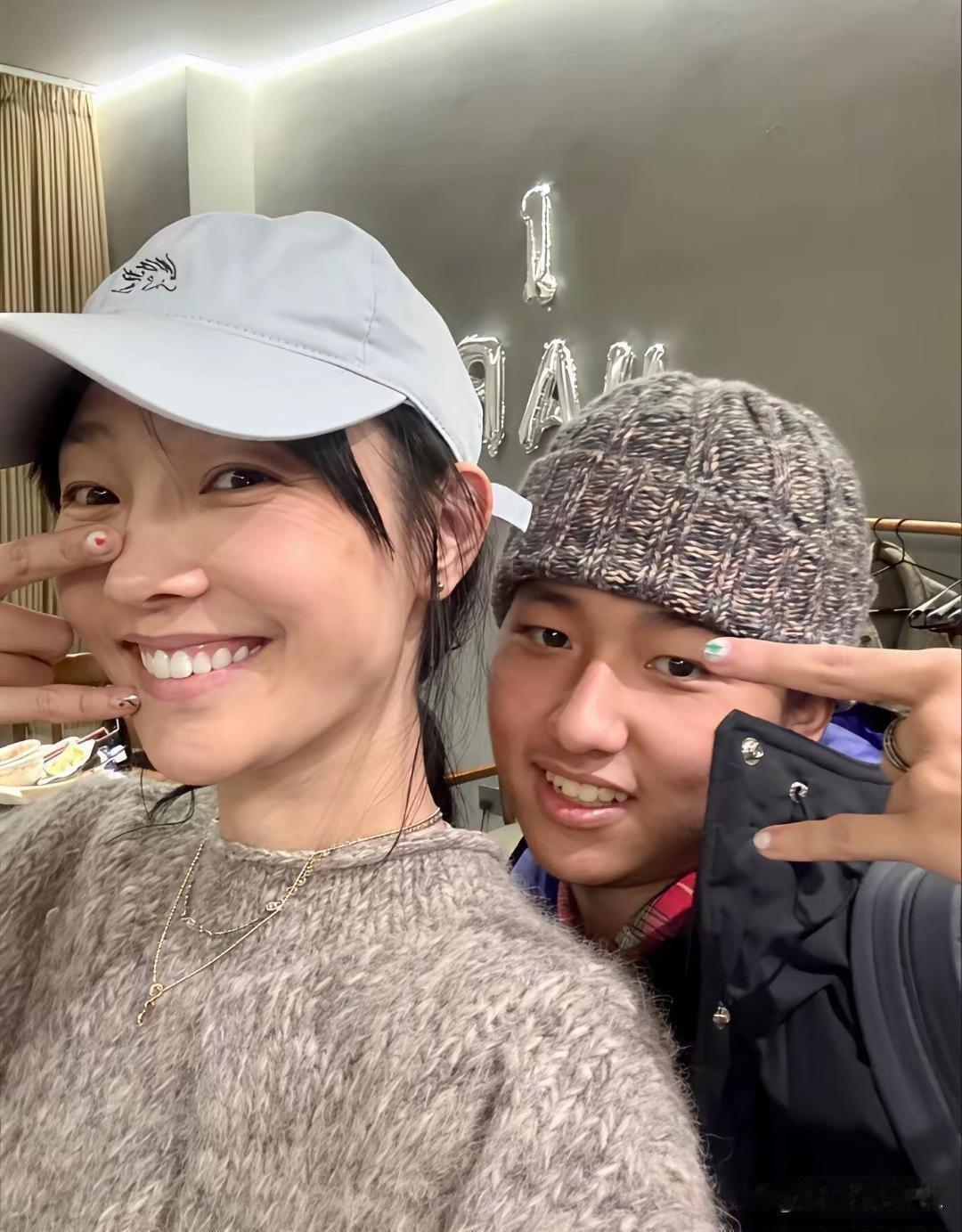 白百何跟大儿子同框了。这孩子，跟他爸陈羽凡，简直像一个模子刻出来的。​​​