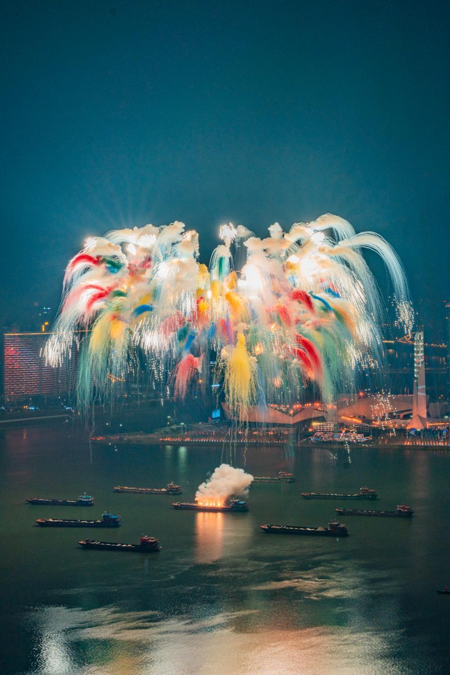 超10万人观看重庆首场跨年烟花秀浏阳烟花团队外地跨年首秀重庆×浏阳烟花双向奔赴