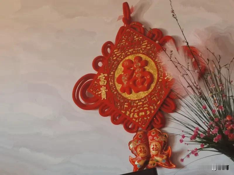 看到“福到家中喜满堂”求上联，我也来凑个热闹。我对“财临舍里祥盈户”。“财临”对