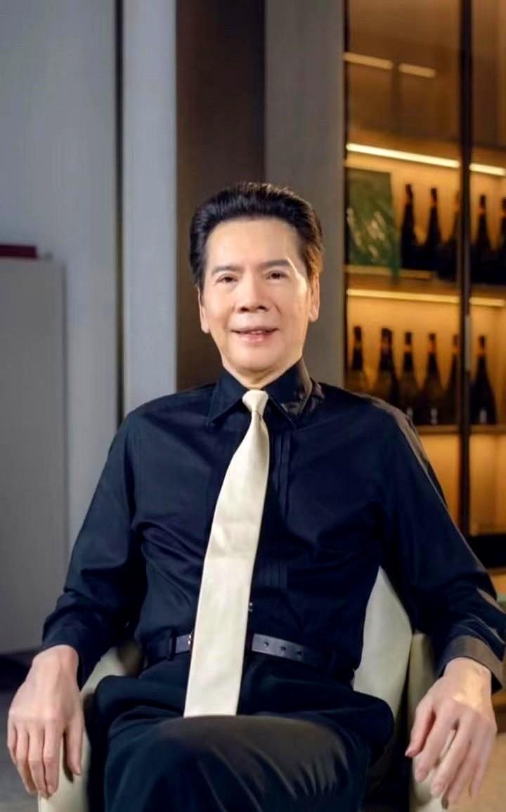 百亿大佬向华强，竟然公开羡慕起了自己的亲家。75岁的向华强最近视频里感慨，女