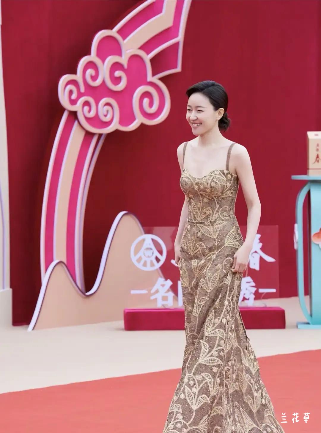 焦俊艳，极简的美。没有任何配饰的礼装，更显高贵，自然散发的气息更具魅力。