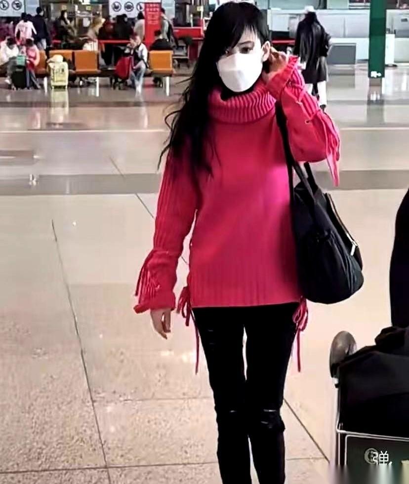 有人说周慧敏那件红毛衣过时了。我一看，笑了。过时？什么叫过时？确实，那毛衣