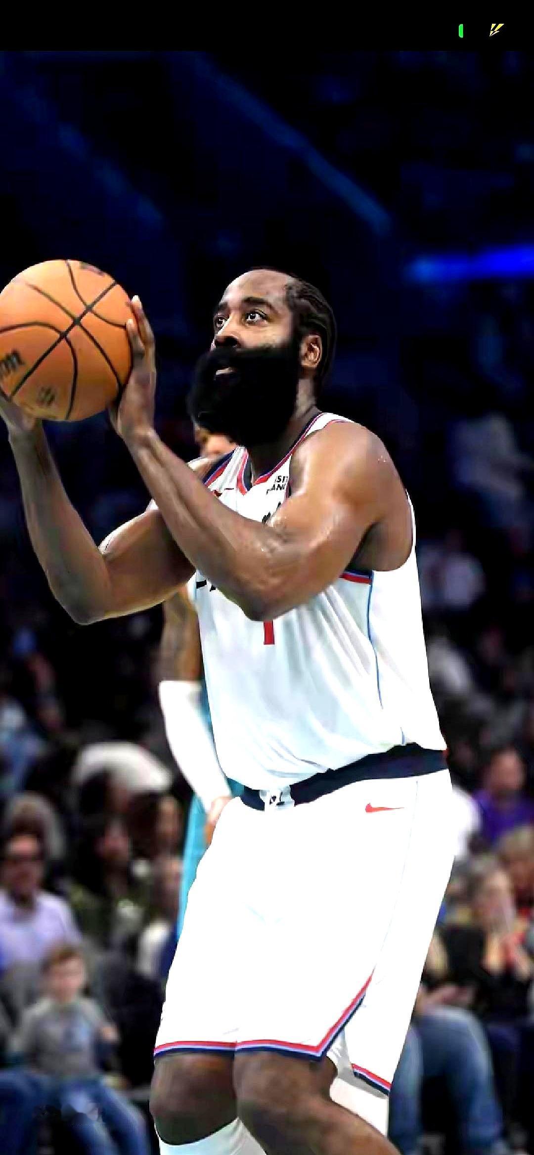 哈登又被推上风口浪尖了！那边美媒刚掰着指头算他冲进三万分，这边球迷就把他