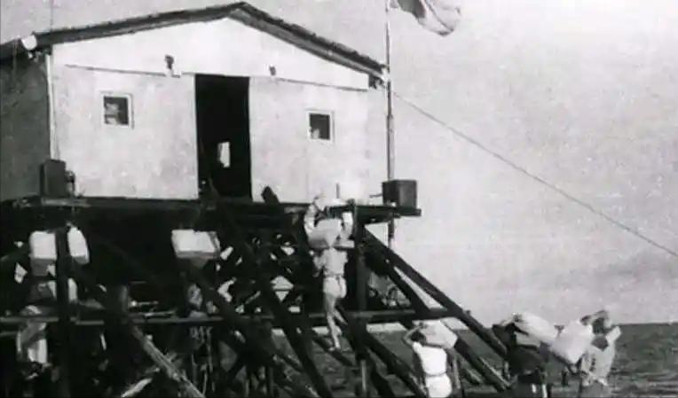 1990年，南海深处的一个高脚屋里，十分寂静。推开门，一股浓烈的血腥味扑面而来。