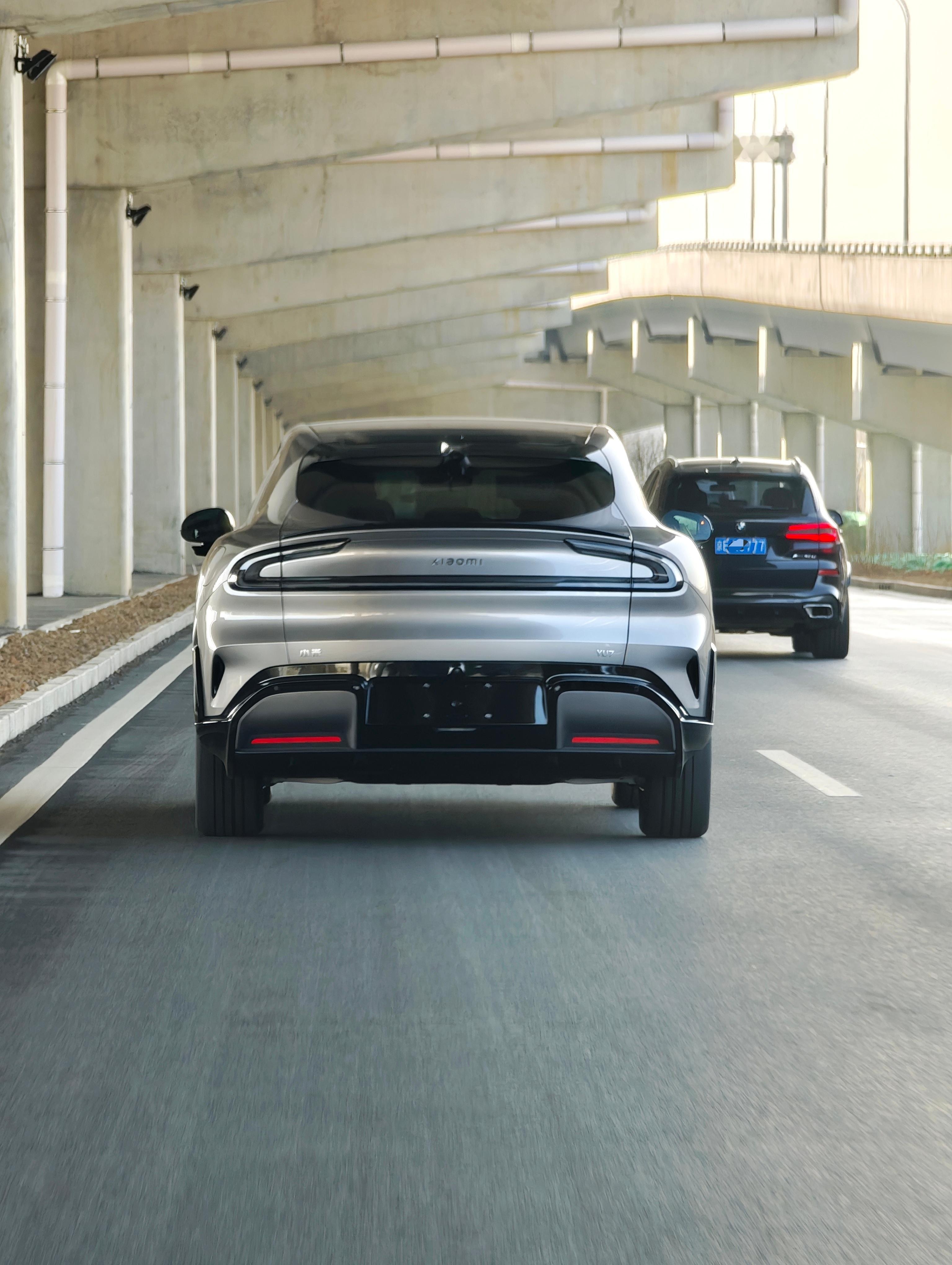 低配YU7后轮245mm的胎宽确实不太够看尤其是和旁边的X5比起来，气势上差很多