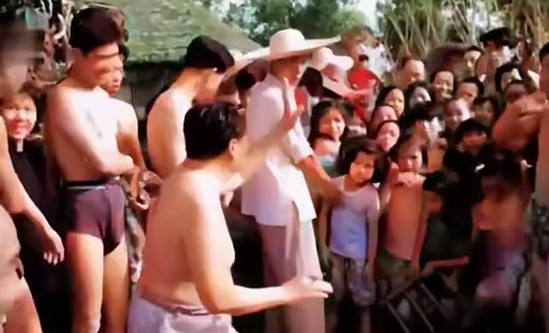 毛主席游泳时，几名健壮的救生员就成了摆设，孩子们围着毛主席看。毛主席一辈子