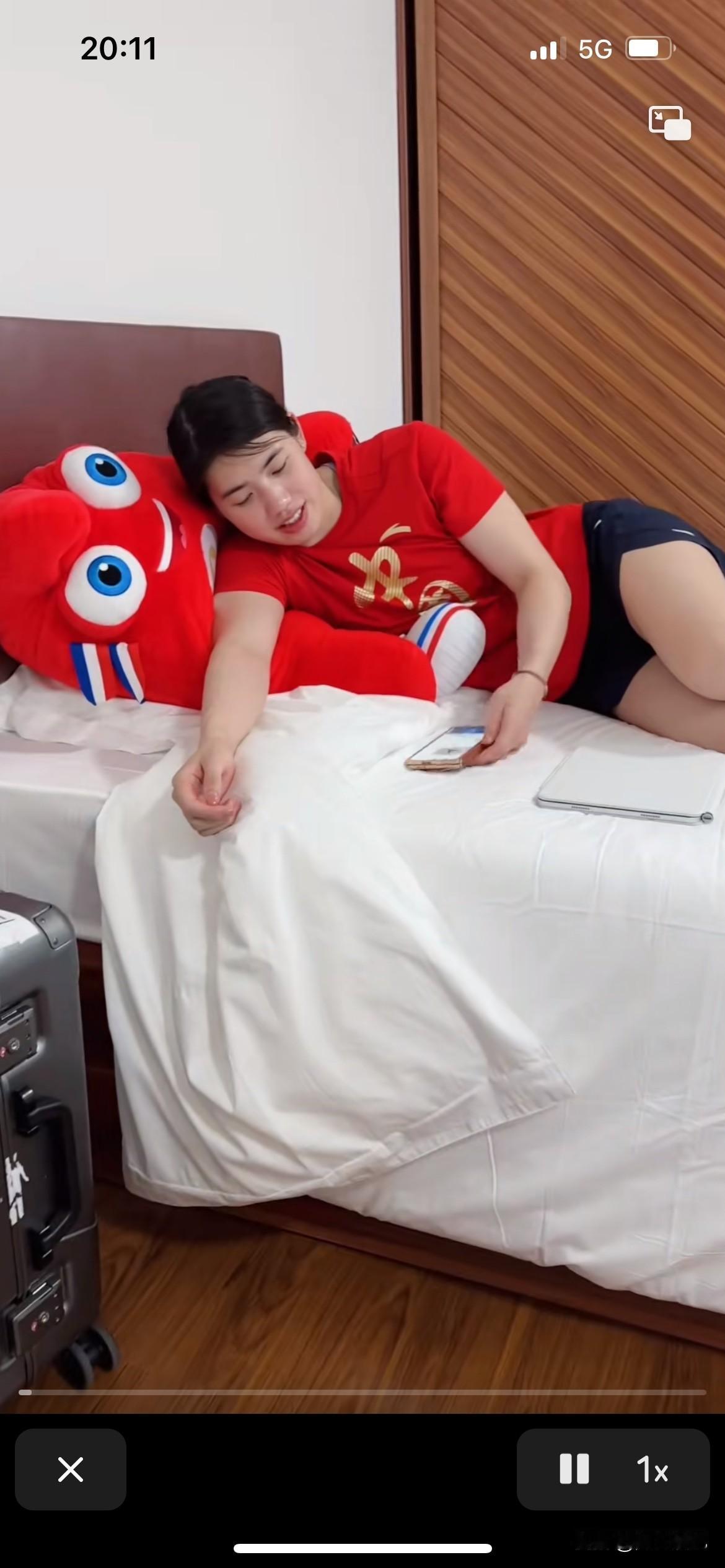 “泳坛一姐”张雨霏在没有训练的时候，就跟一个懒虫一样，瘫软在床上，谁能相信这就个